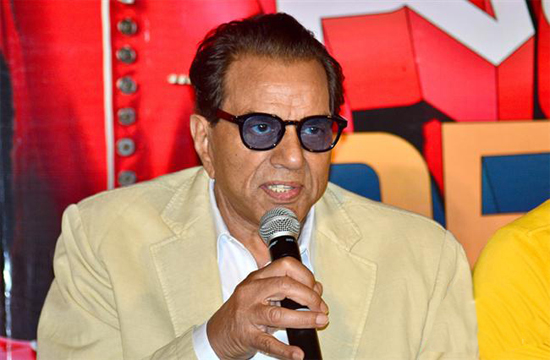 Don't know the tricks of the trade, says Dharmendra