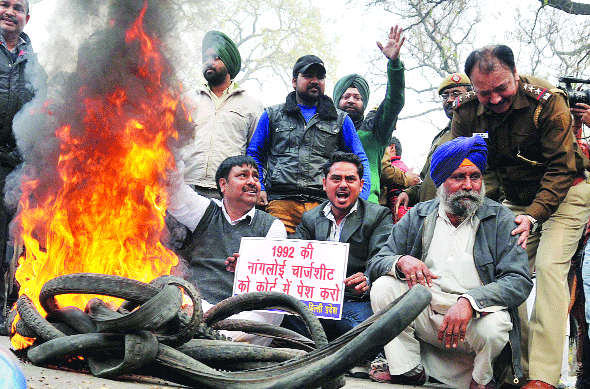 Sikhs protest outside Cong HQs, ask Rahul  to reveal names