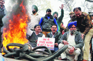 Sikhs protest outside Cong HQs, ask Rahul  to reveal names