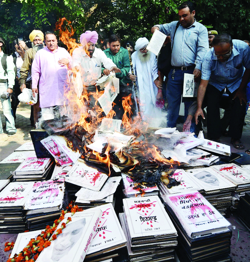 Sikh group protests against writers returning awards