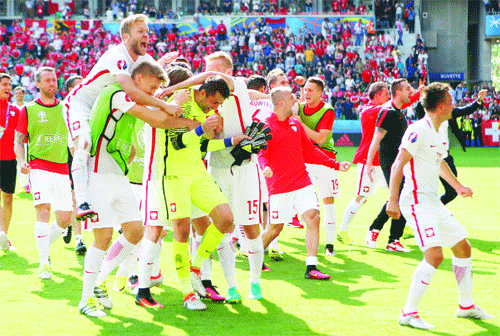 What Cristiano Ronaldo said to Moutinho before the penaltys in Portugal vs  Poland on Make a GIF