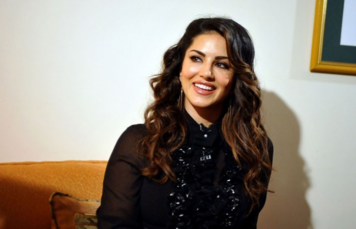 Sunny leone urges people to save water