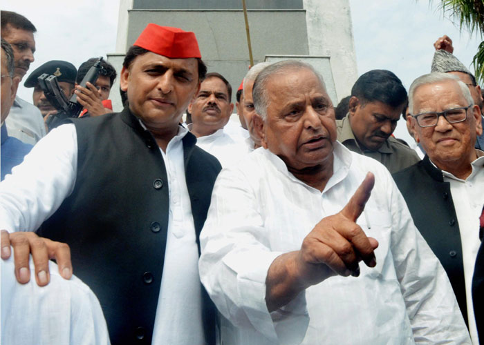 Akhilesh, Mulayam share public space after several months