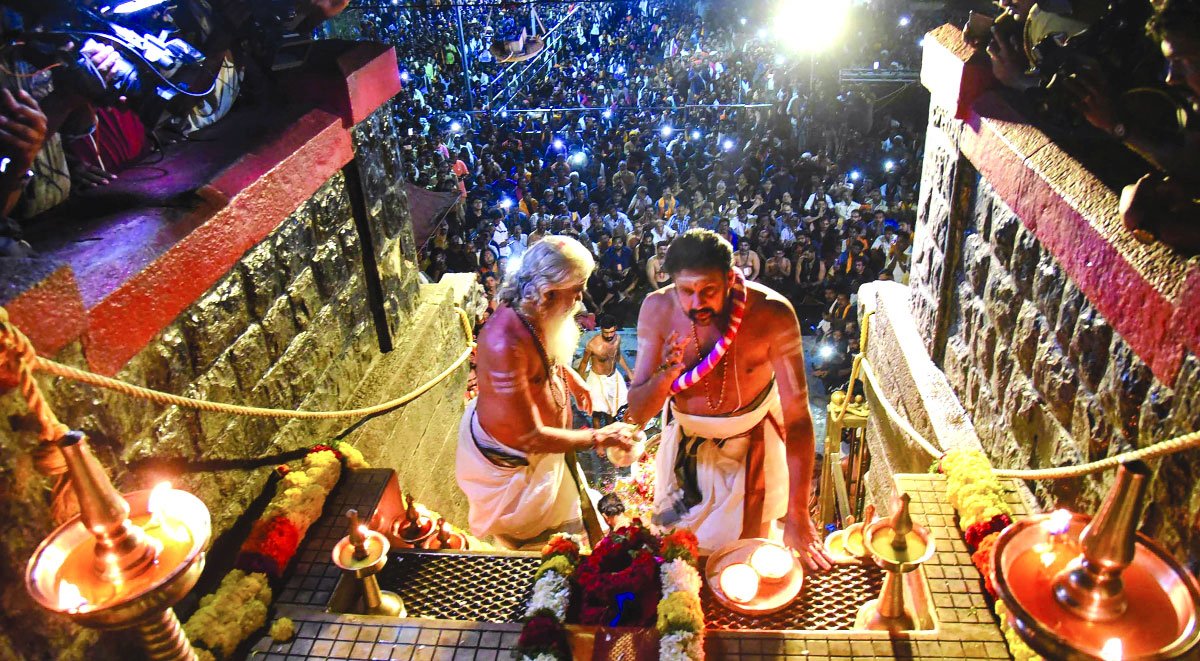 200 frenzied devotees block woman’s entry to Sabarimala