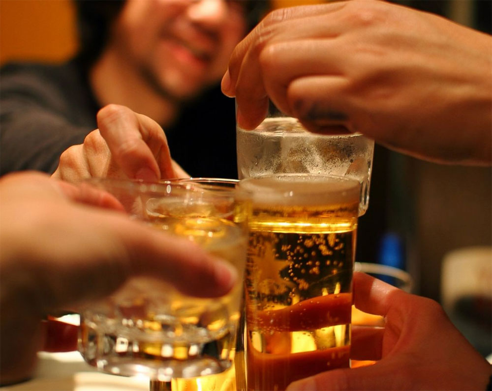 How binge drinking affects male, female brains?