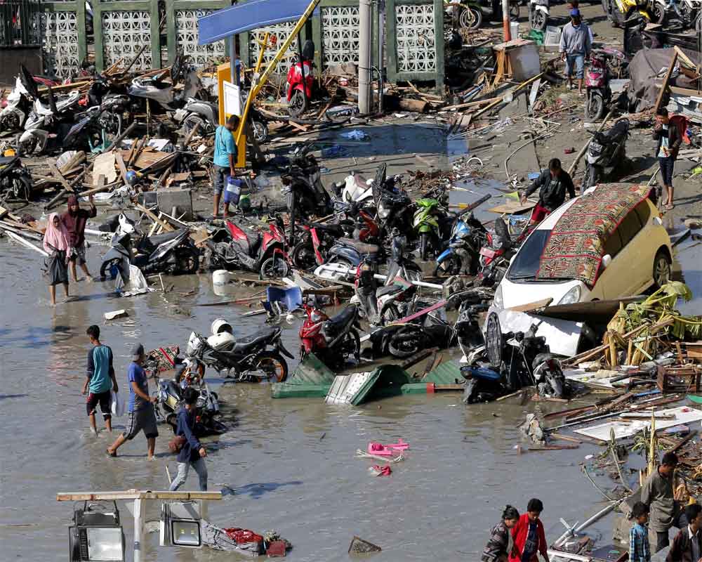 Hunt for survivors as Indonesian tsunami death toll tops 280