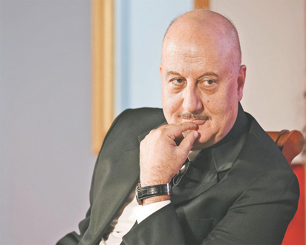 I make sure to create positive vibes around Sonali: Anupam Kher