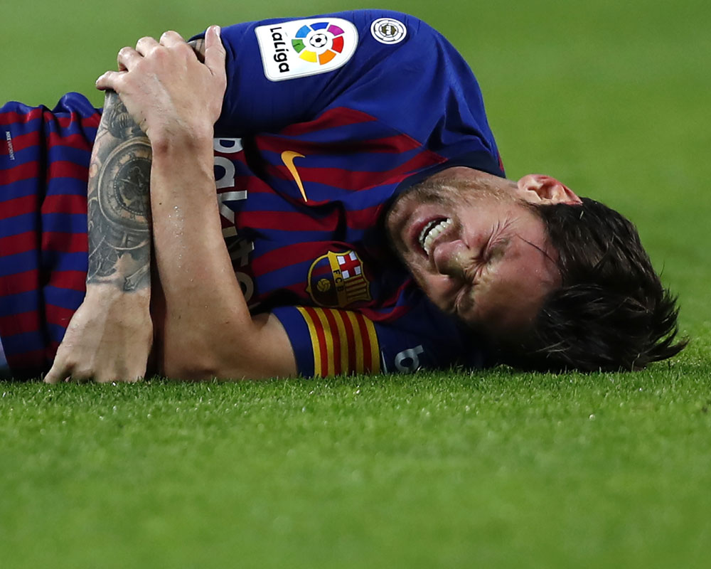 Messi returns to Barcelona training, 11 days after fracturing forearm