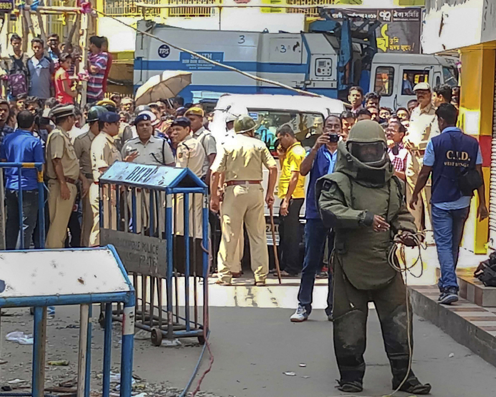 One killed, nine injured in blast in Kolkata suburbs