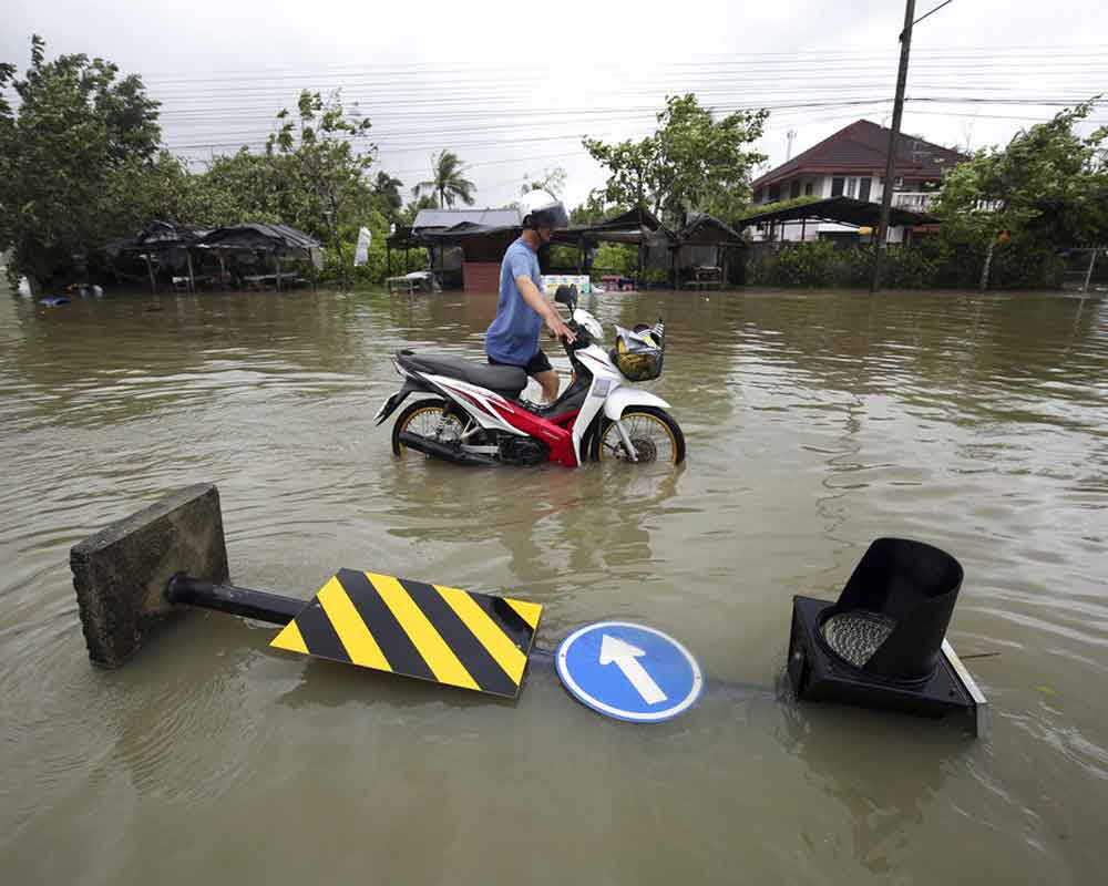 1 dead, thousands stranded as storm lashes Thailand