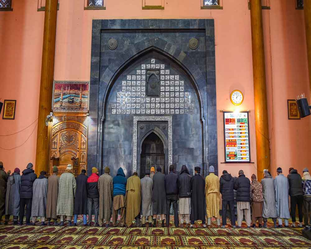 Congregational prayers held at J-K's Jamia Masjid for first time since Aug 5