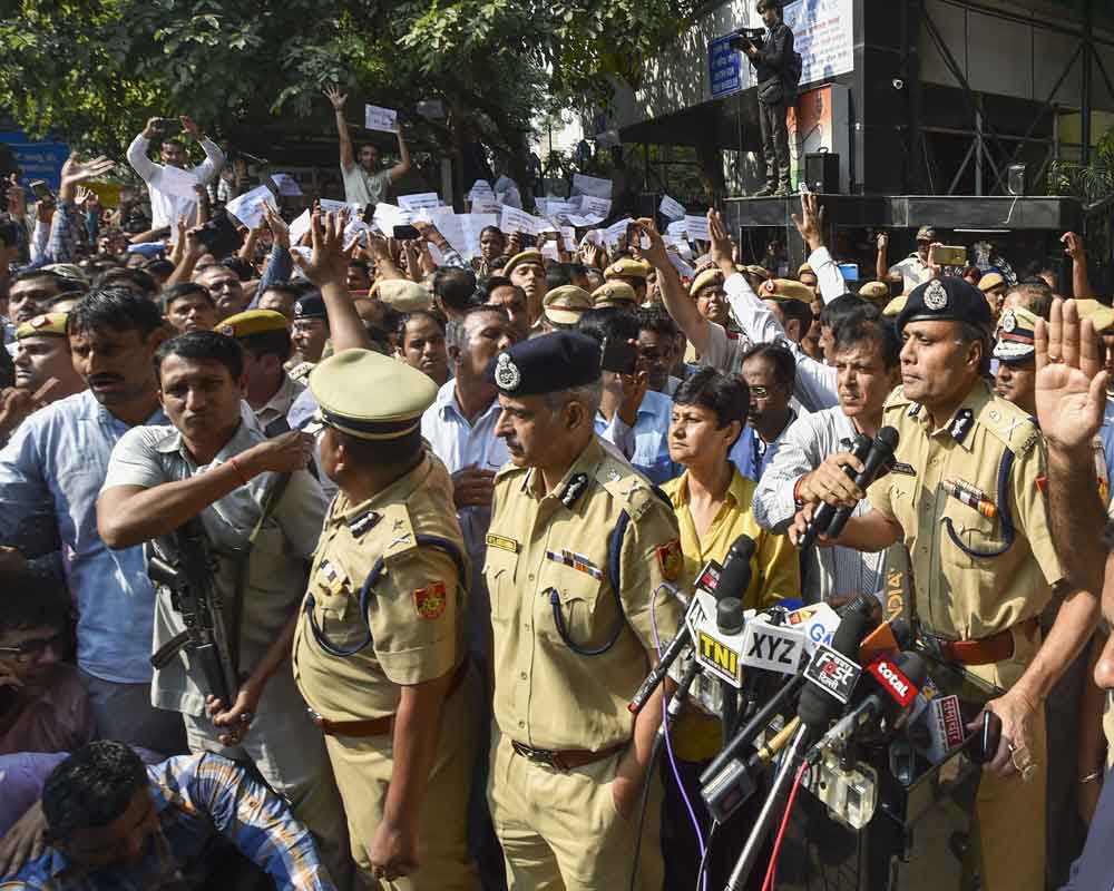 Delhi police ends protest