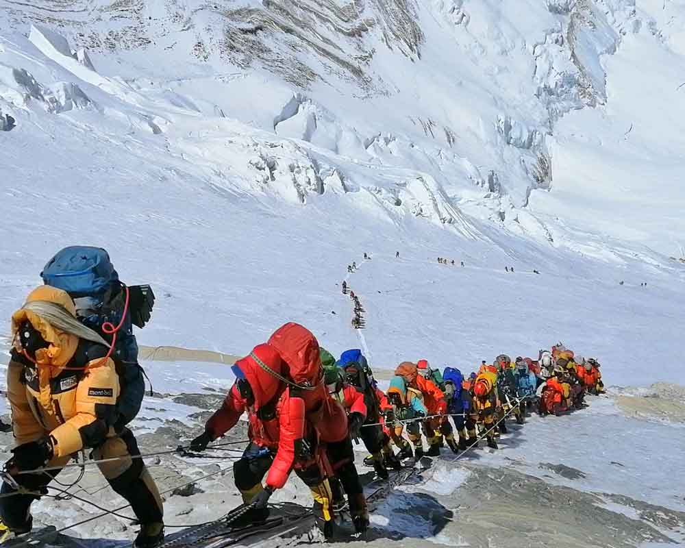 Indian pilots spot 5 bodies in search for missing climbers