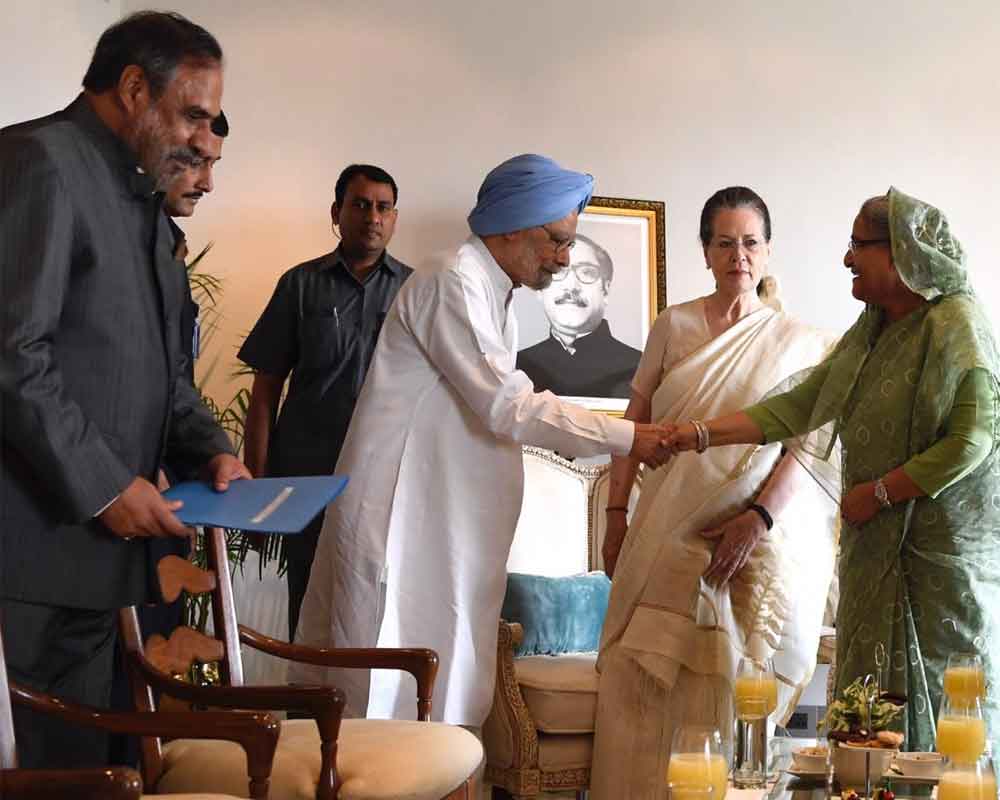 Manmohan Singh, Sonia Gandhi meet Bangladesh PM