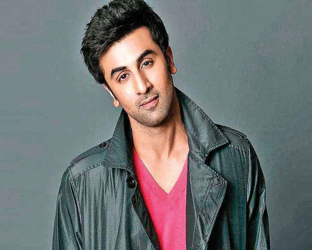 Ranbir Kapoor surprises fans by taking 'groupfie'