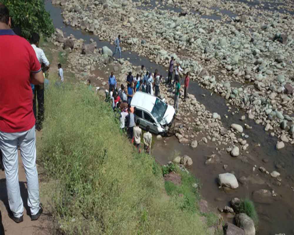 Six killed as vehicle falls into gorge in Rajouri