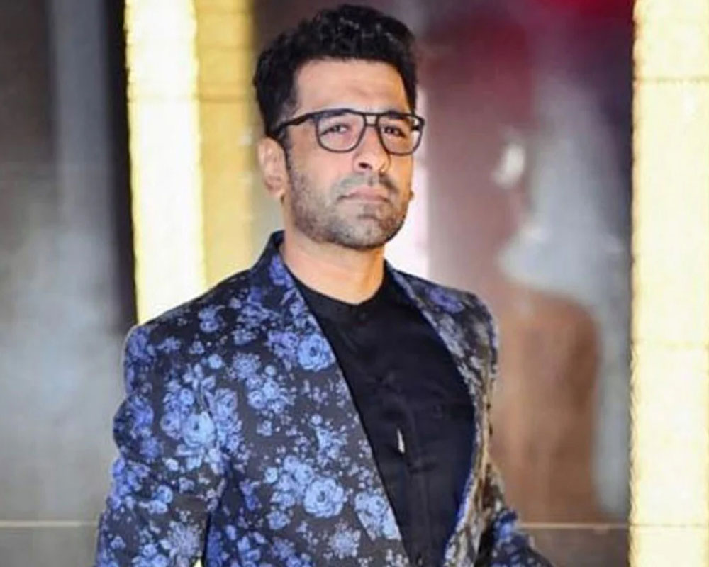 Eijaz Khan flaunts his romantic avatar in new music video 'Banjaran'