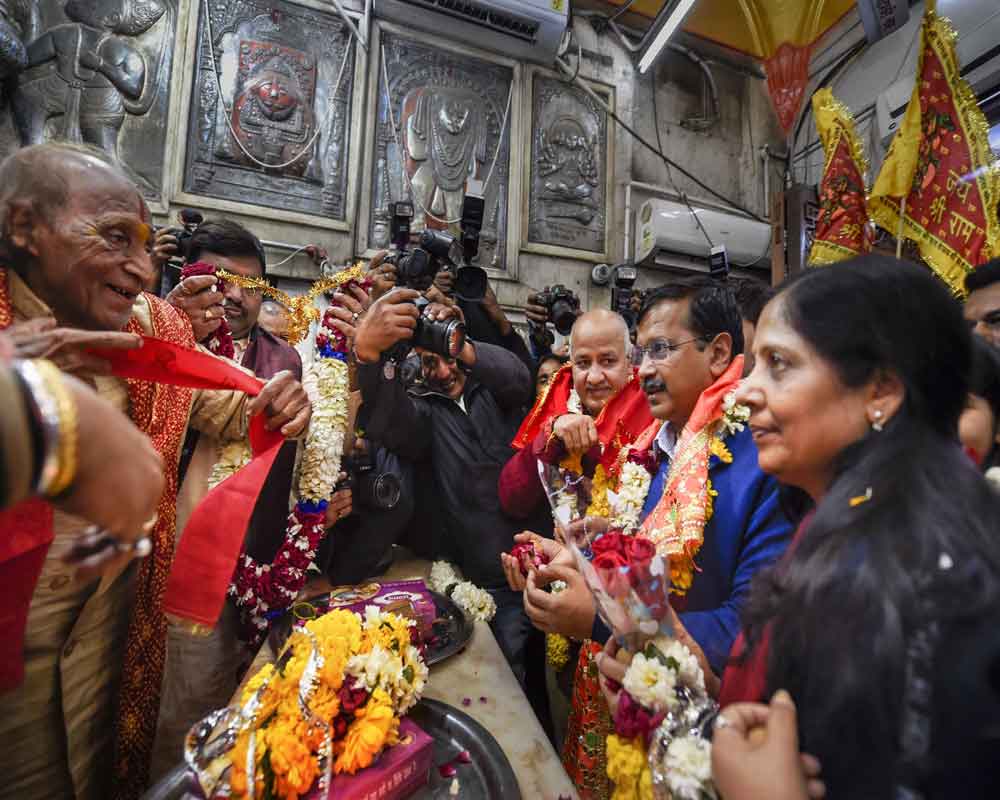 Kejriwal visits Hanuman mandir as AAP heads for landslide win