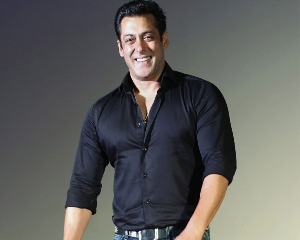 Salman Khan donates one lakh hand sanitisers to Mumbai Police