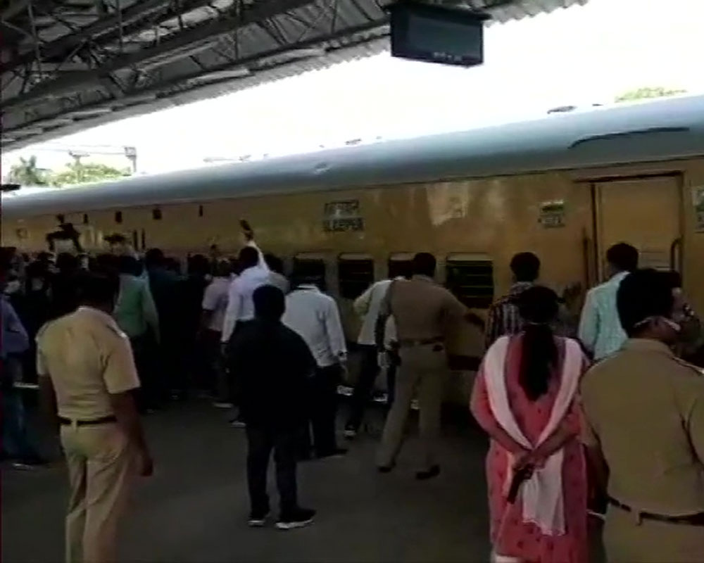 Special train with 847 migrants leaves for Lucknow from Nashik