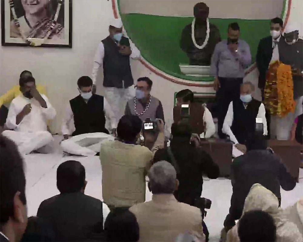 Ahead of oath taking ceremony, Rajasthan Cong leaders, legislators meet at state party office