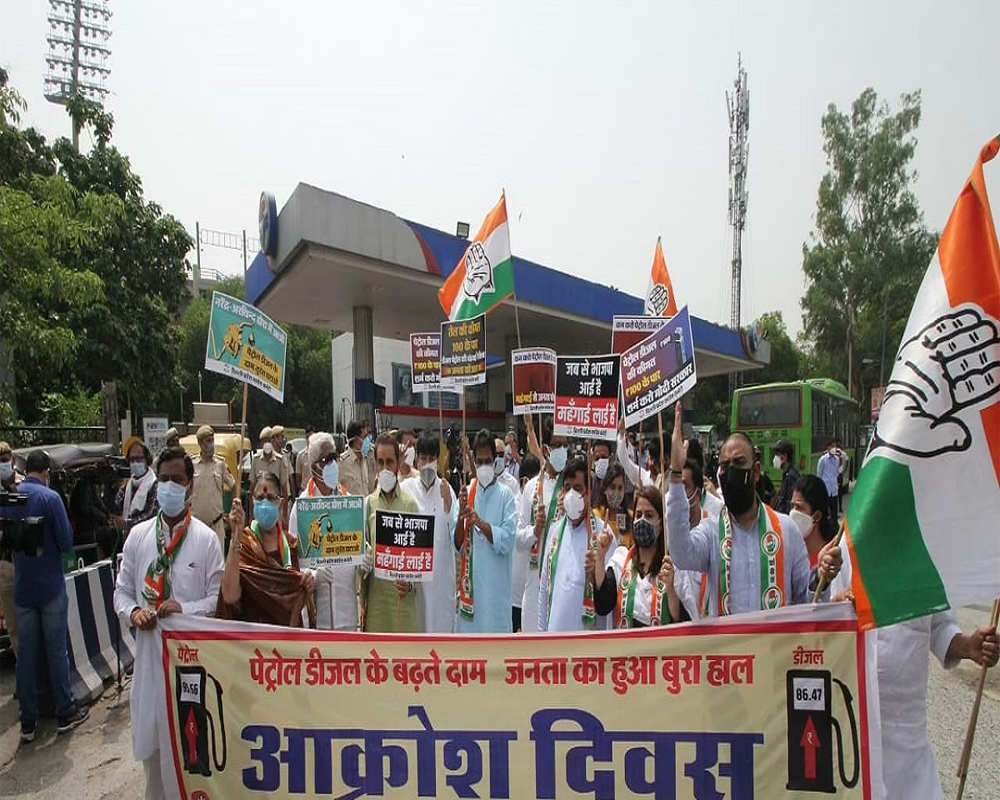 Congress leaders hold protest against fuel price hike