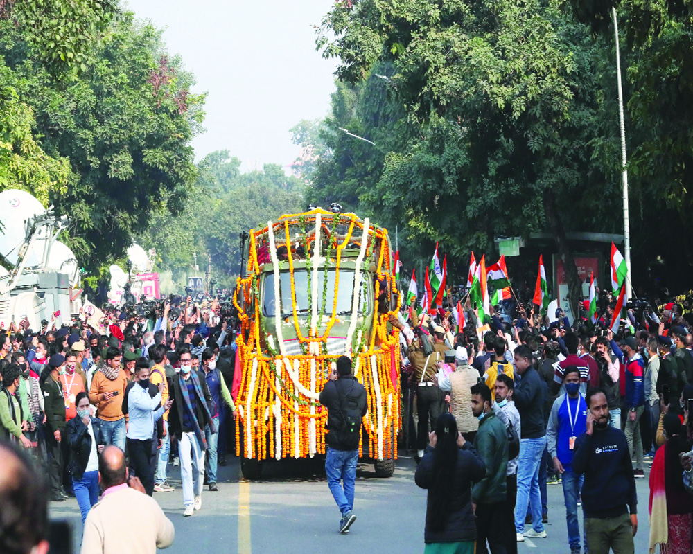 Nation bids tearful adieu to CDS Gen Rawat, his wife