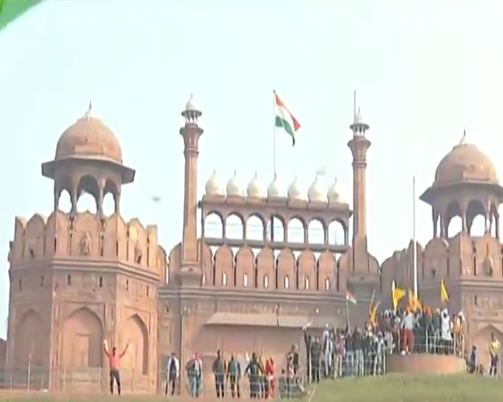 Protesting farmers enter Red Fort, man climbs flagstaff to hoist flag