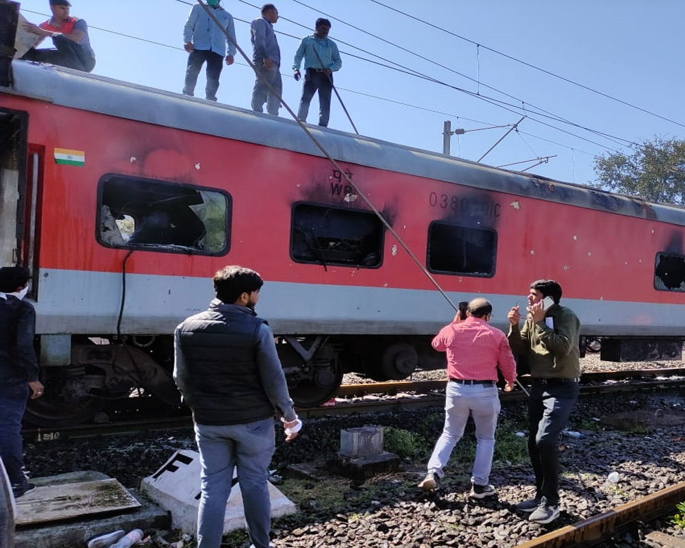 Fire in pantry car of Gandhidham-Puri Express train in Maha's Nandurbar, nobody injured