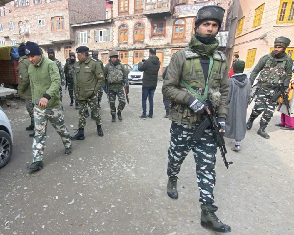 Grenade attack in Srinagar, policeman injured