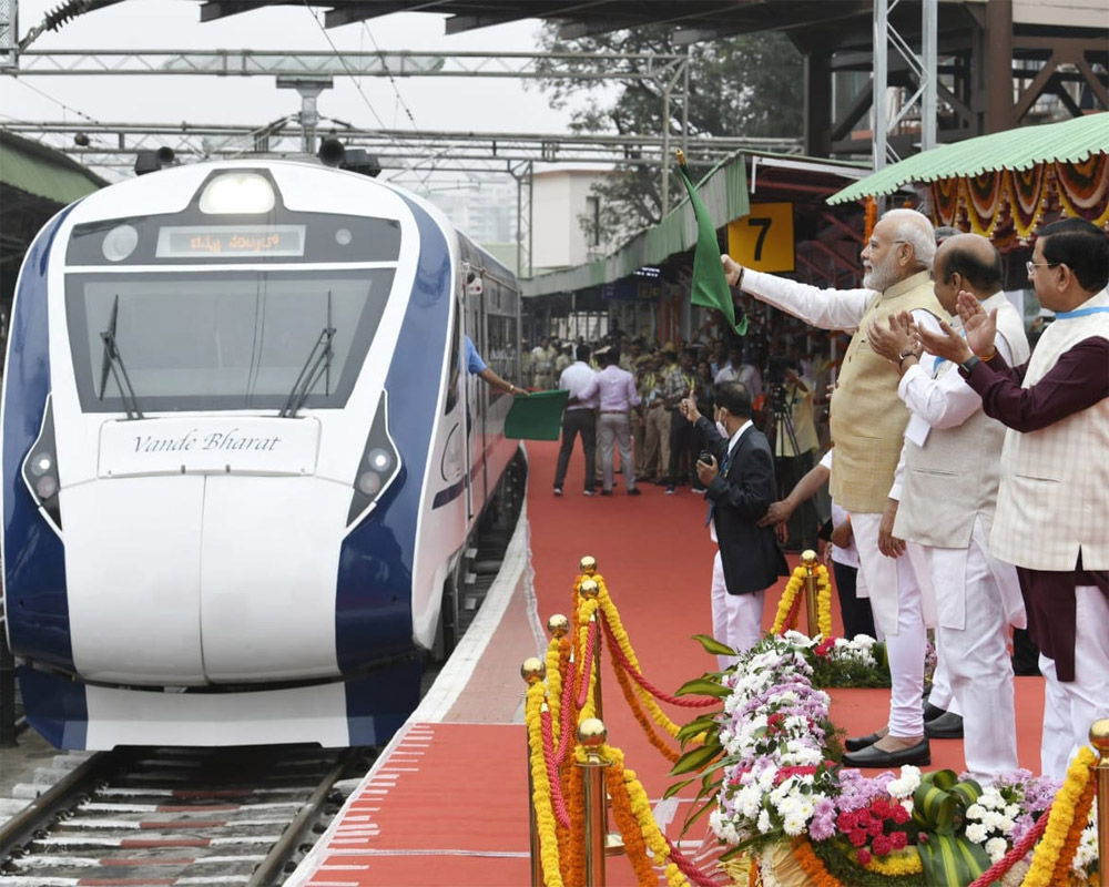 Modi pays tributes to Kanaka Dasa on his jayanti, flags off Vande Bharat Express