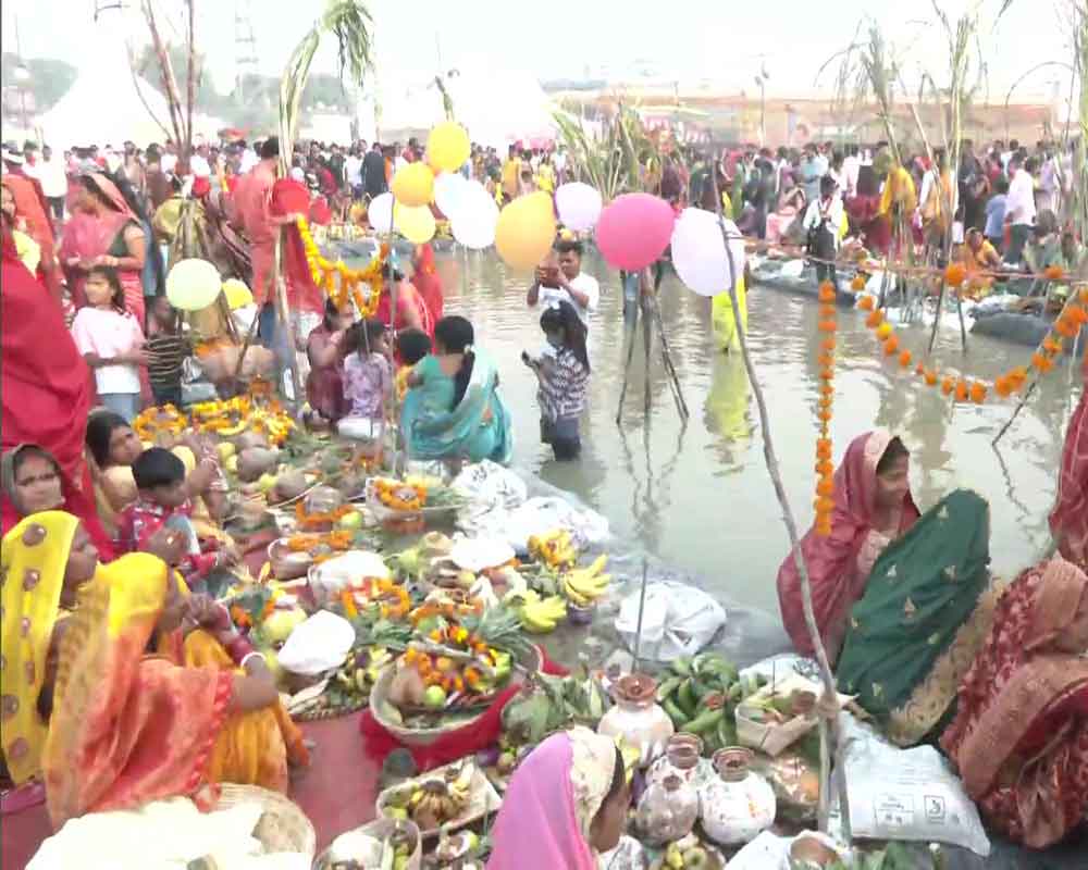 Sans Covid curbs, thousands throng ghats in Delhi for Chhath Puja