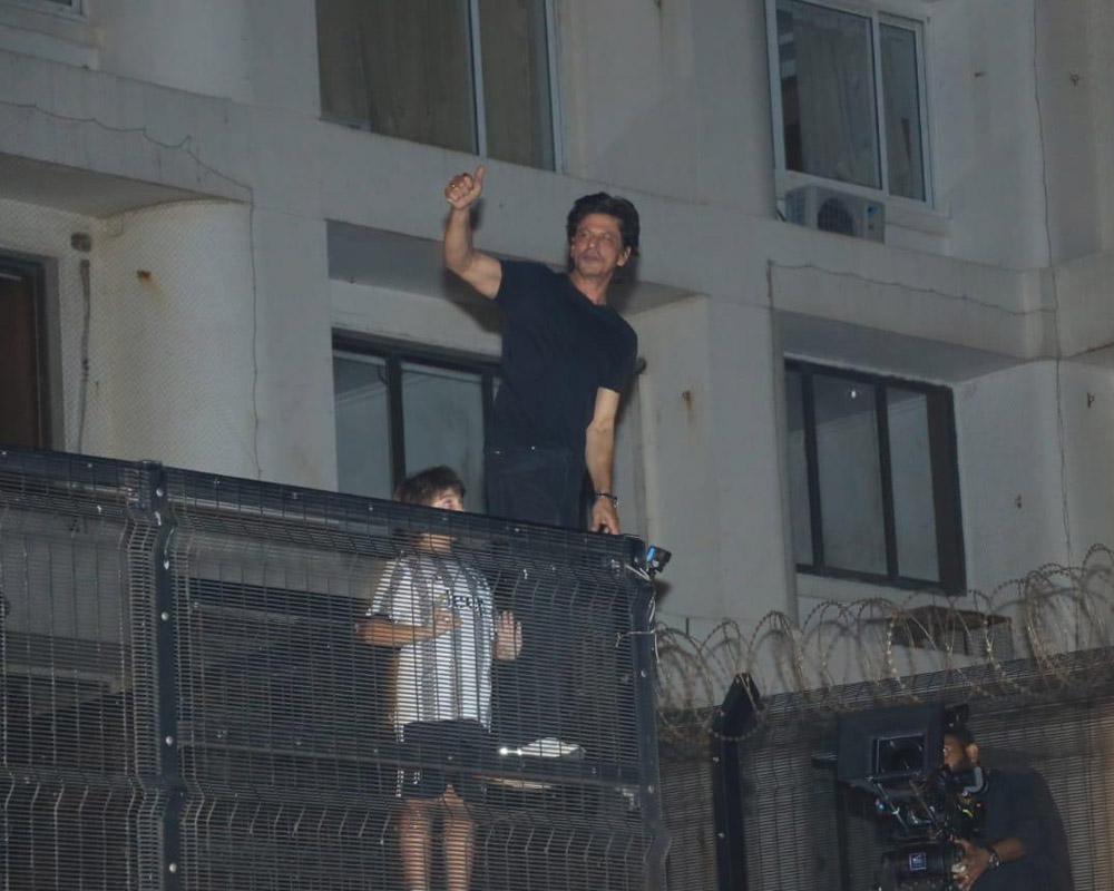 shah rukh khan greets fans on his 57th birthday at midnight 2022 11 02