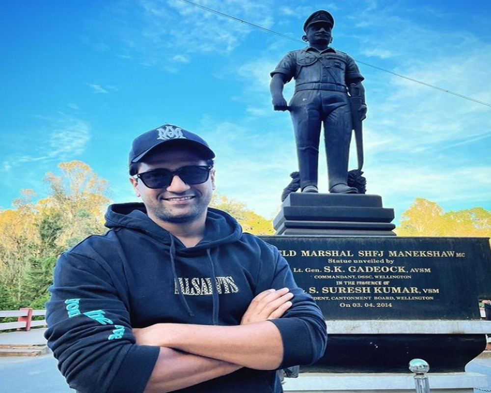 Vicky Kaushal gets a picture clicked with Sam Manekshaw's statue