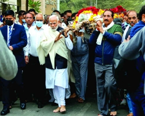 Modi bids final adieu to mother, carries on with work