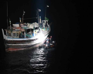 载有船员、武器和毒品的巴基斯坦船只在古吉拉特邦海岸被截获