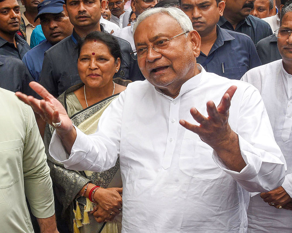 'Lok Sabha polls likely to be advanced': Nitish backs Mamata