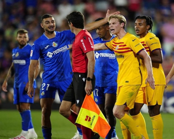 Raphinha sent off for elbowing opponent as Barcelona opens title defense with 0-0 draw at Getafe