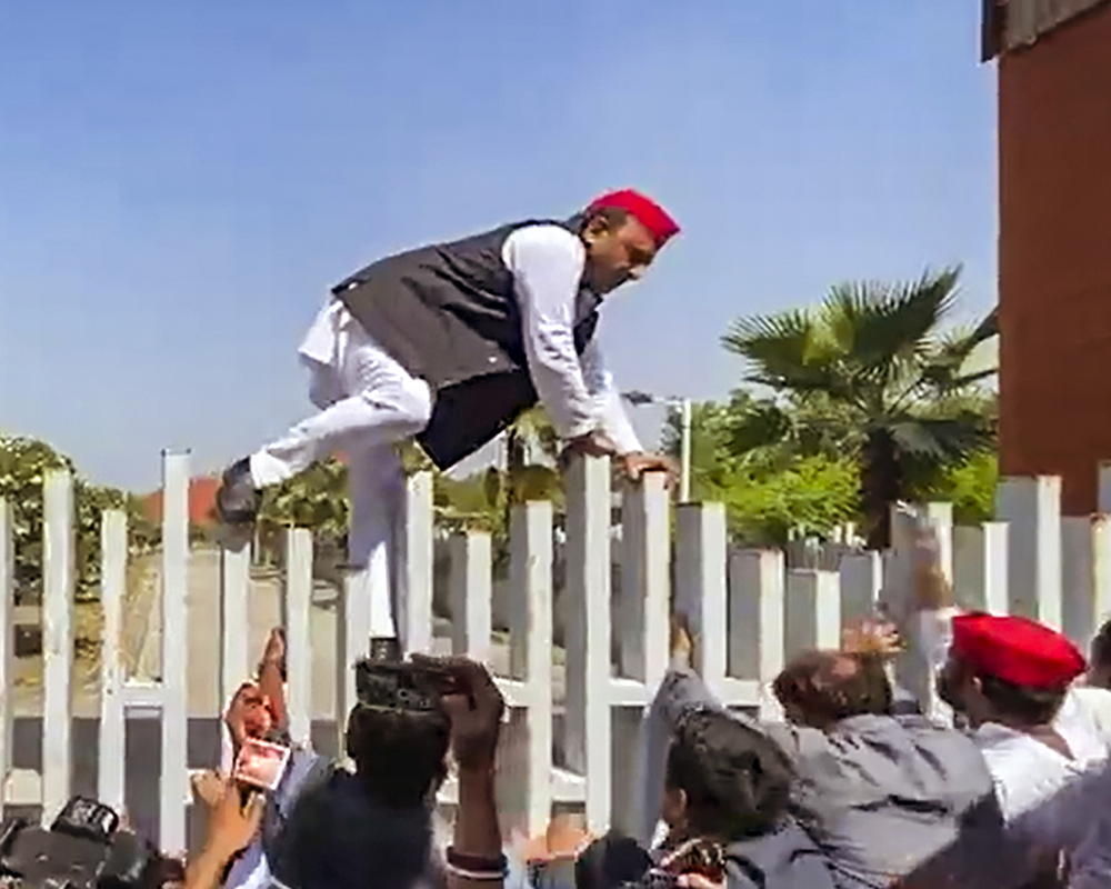 Akhilesh climbs locked entrance to pay tribute to Jayaprakash Narayan on birth anniversary