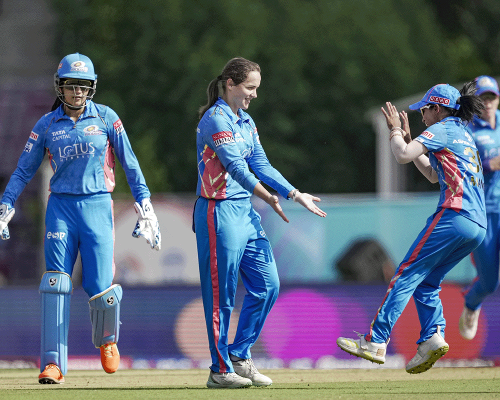 Amelia Kerr's 3/22 help MI keep RCB to 125/9 in WPL