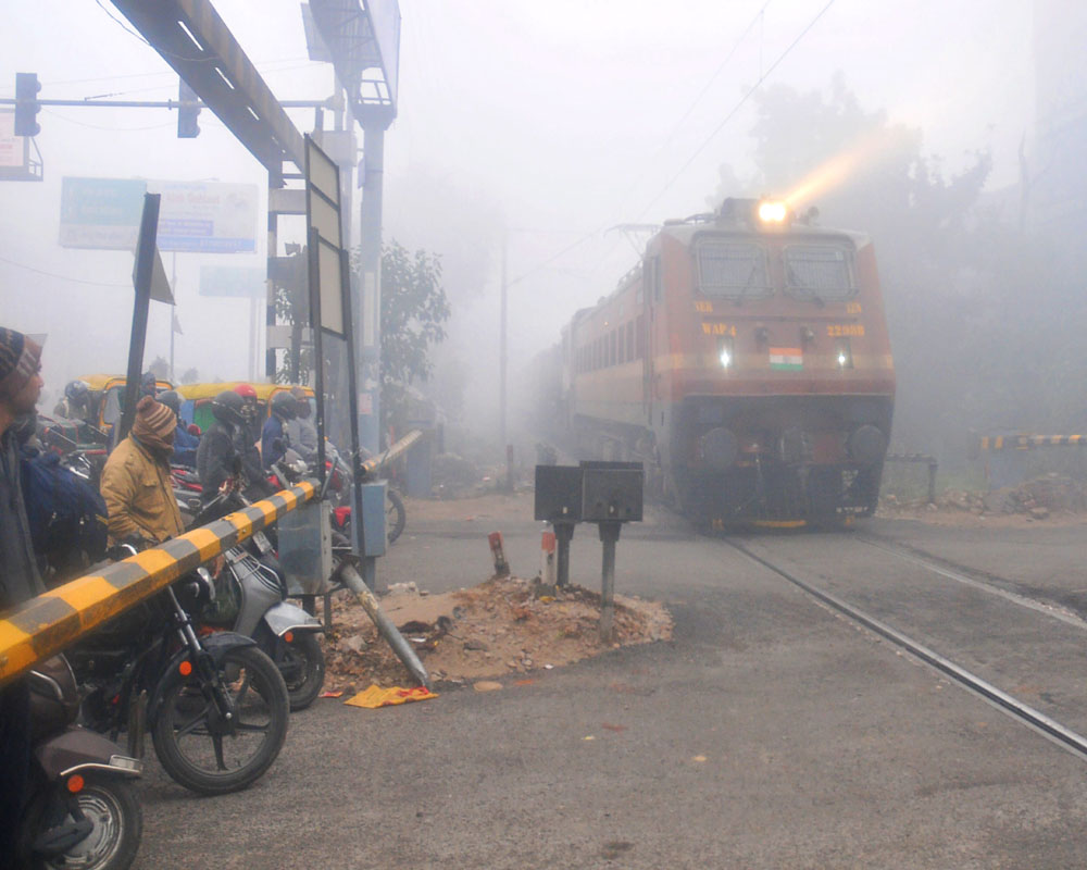 Delhi colder than most places in U'khand, Himachal for 5th day on trot; very dense fog hits rail, air traffic