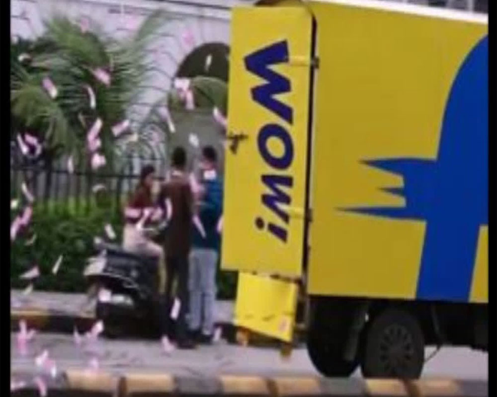 Flipkart's Truck Accidentally Unleashes a Money Shower in Mumbai's Streets