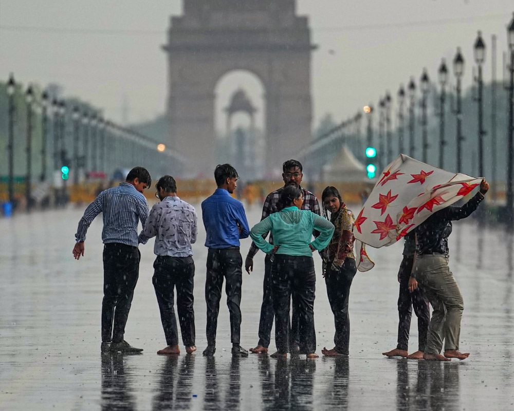 Gloomy weather in Delhi, thunderstorms predicted