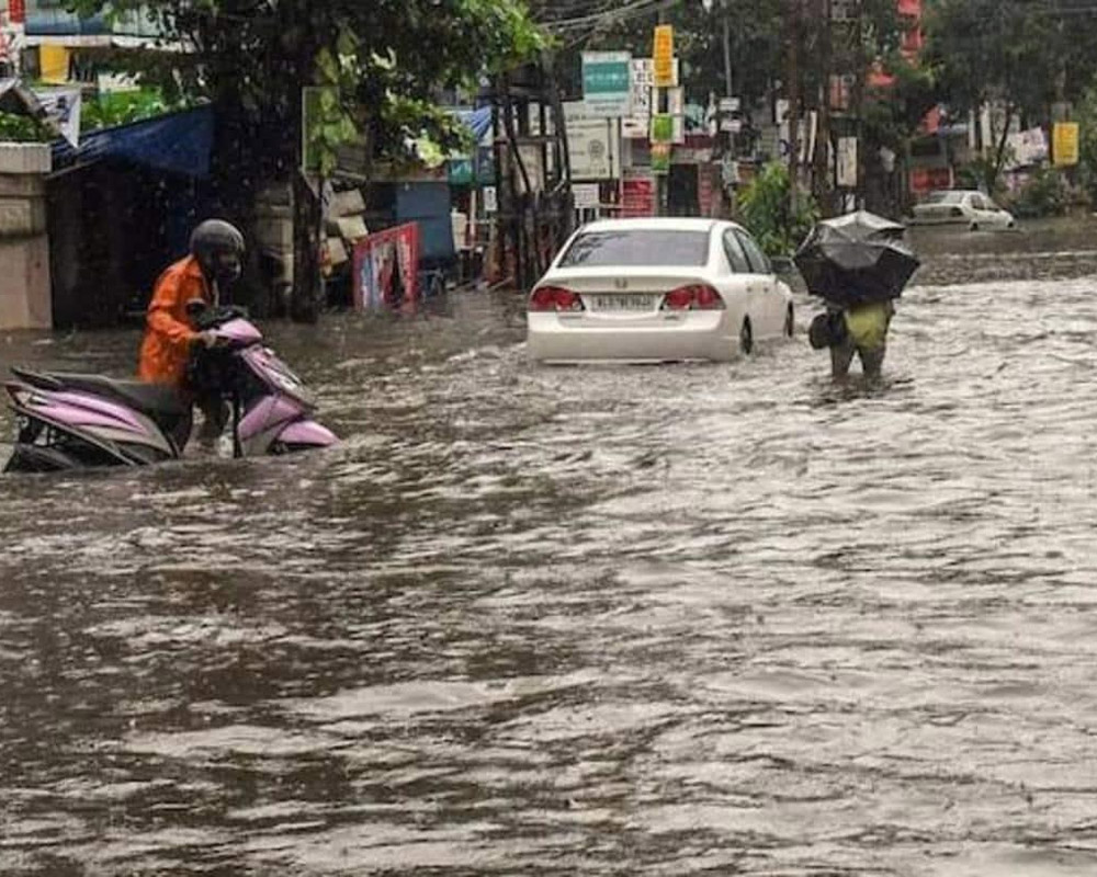 Heavy Rains Continue Across Kerala Imd Issues Yellow Alert In Three Districts 2711