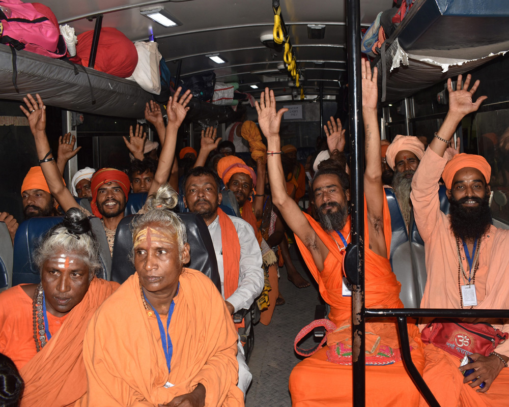 J-K L-G flags off first batch of Amarnath pilgrims