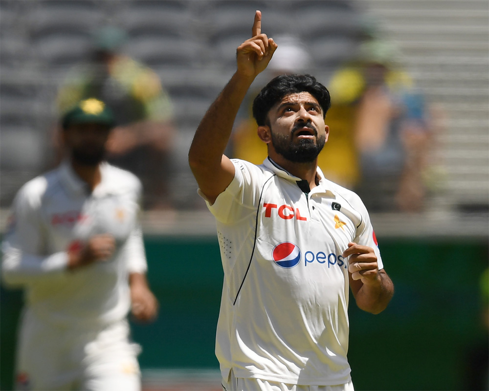 Jamal takes six wickets on debut, Australia bowled out for 487 in its 1st innings against Pak