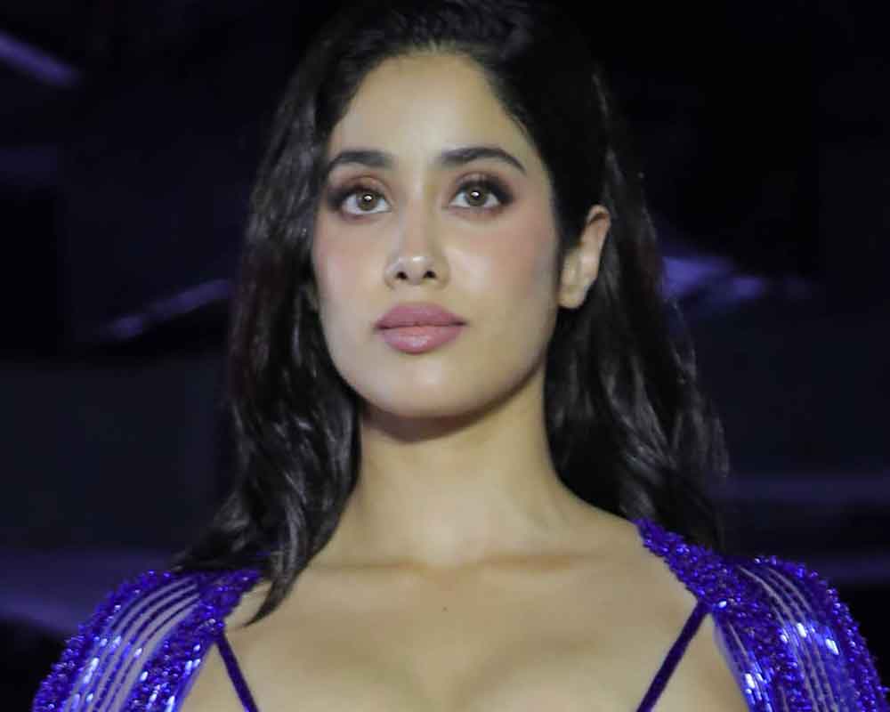 Janhvi Kapoor regrets asking mother Sridevi not to visit her on set of debut film 'Dhadak'