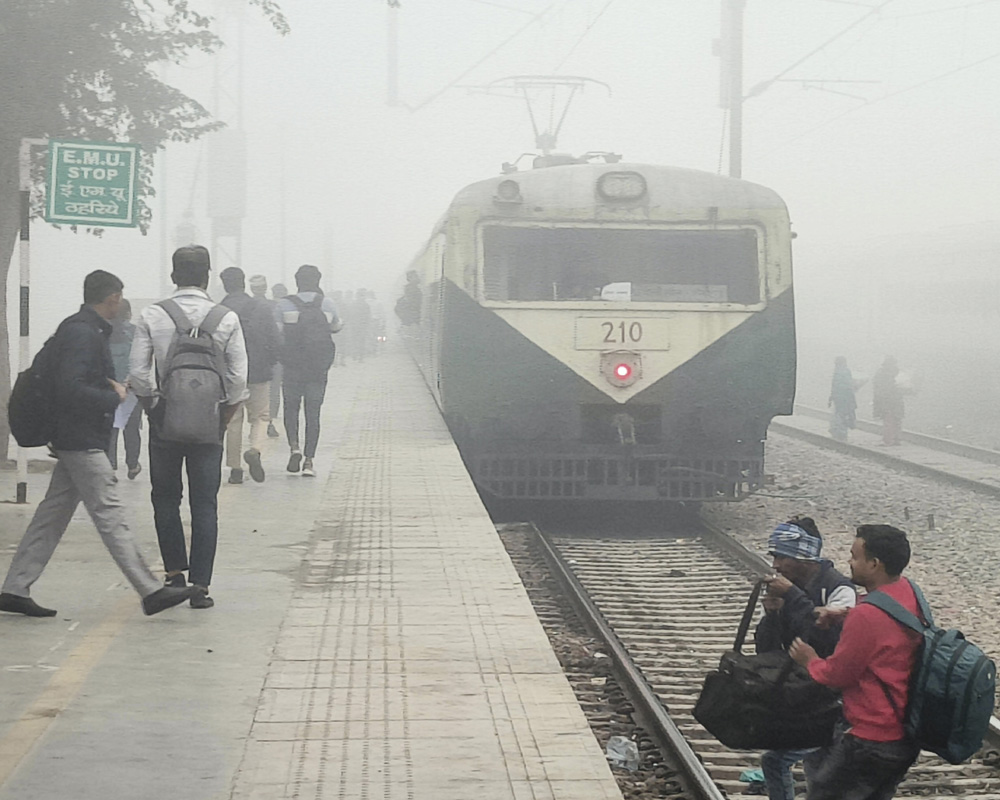 Low Visibility Hits Many Parts Of Delhi Amid Dense Fog, Trains Delayed