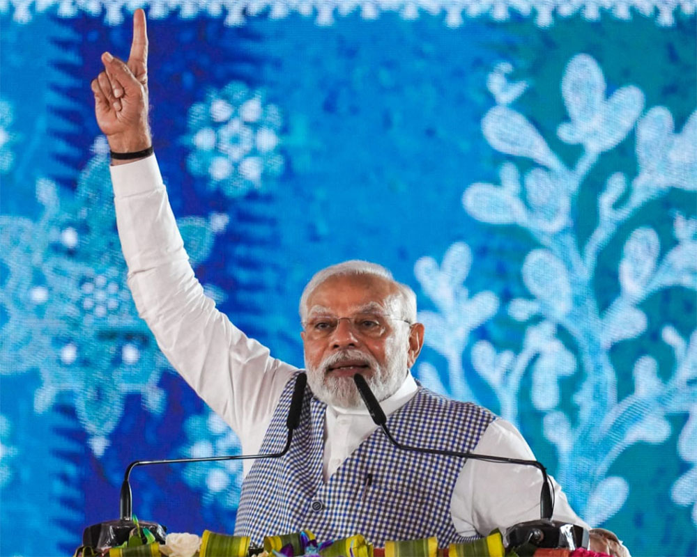 Modi slams Congress for praising `only one family' for development