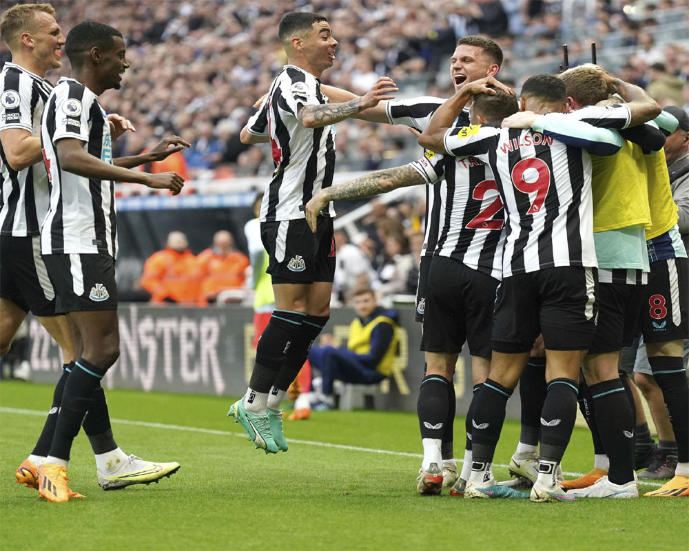 Newcastle beats Brighton 4-1, one win away from the Champions League